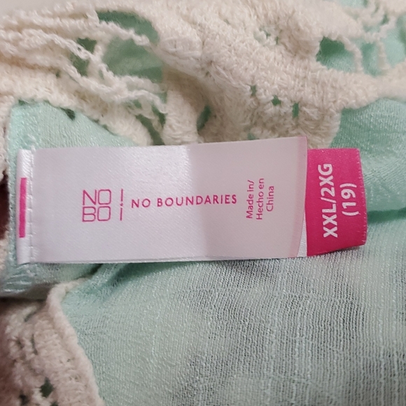 No Boundaries Woman's Top  EUC - Picture 2 of 6